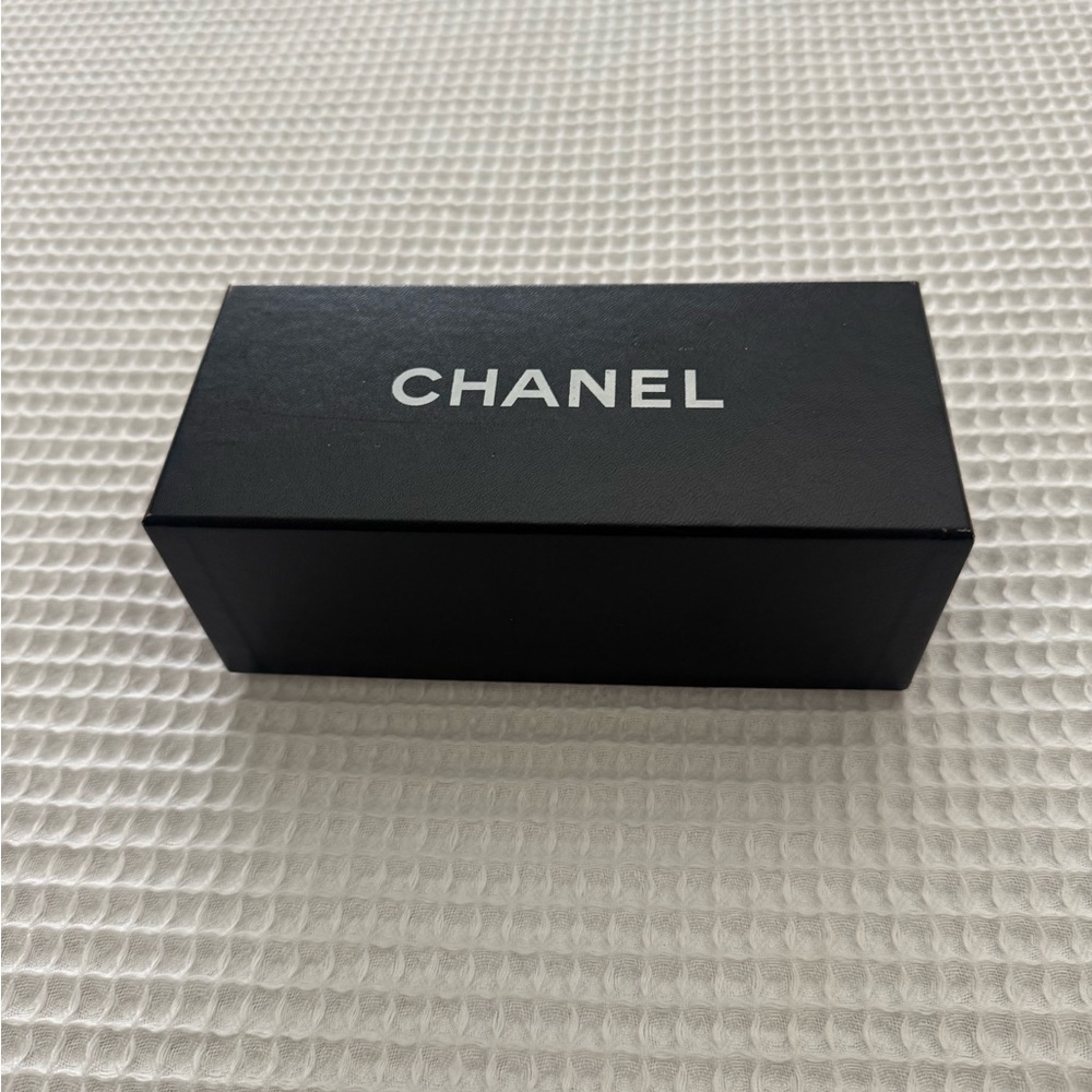 CHANEL Black Oversized Sunglasses - Picture 9 of 9